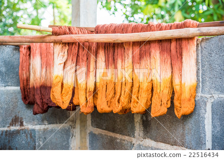 Dyeing silk, Using traditional natural materials 22516434