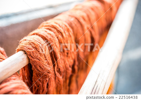 Dyeing silk, Using traditional natural materials 22516438