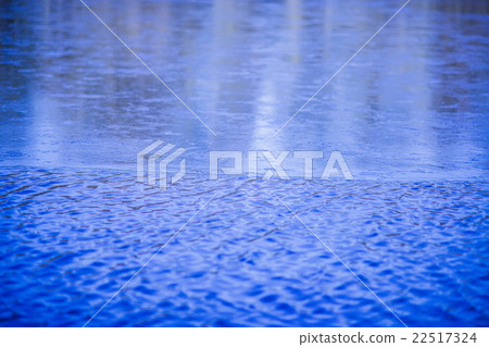 borderline of partially frozen lake 22517324