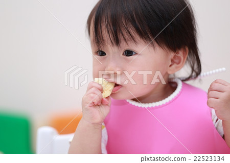嬰兒食品圍裙（嬰兒托兒所兒童女兒0歲休閒生活方式舉手） 22523134