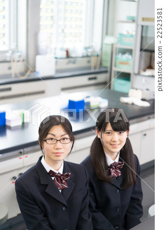 女子高中生在等待課程開始在科學室 女子高中生在等待課程開始在科學室 22523581