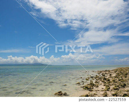 沖繩·竹富島的石頭粗糙,沙灘(凱吉海灘)和藍色的大海和夏日的天空 沖繩·竹富島的石頭粗糙,沙灘(凱吉海灘)和藍色的大海和夏日的天空 22527559