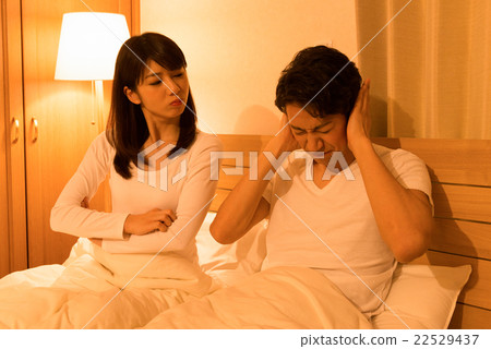 年輕的男人和女人的戰鬥 年輕的男人和女人的戰鬥 22529437