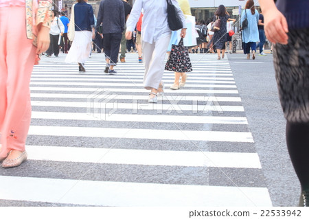 Images of people crossing the Shibuya scramble intersection Images of people crossing the Shibuya scramble intersection 22533942