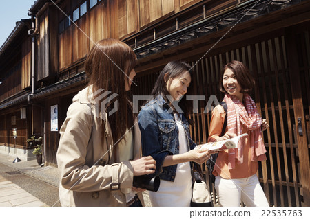 在金澤旅行的婦女 22535763