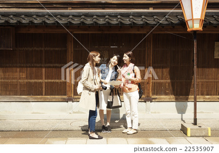 在金澤旅行的婦女 22535907