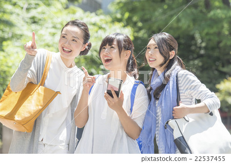 3 young ladies 22537455