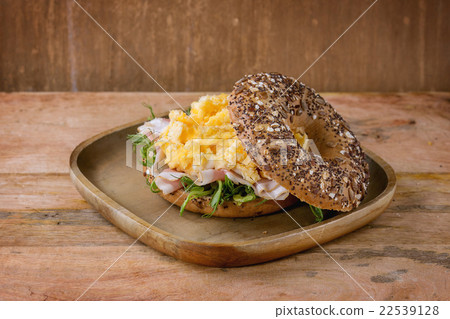 Whole Grain bagel 22539128