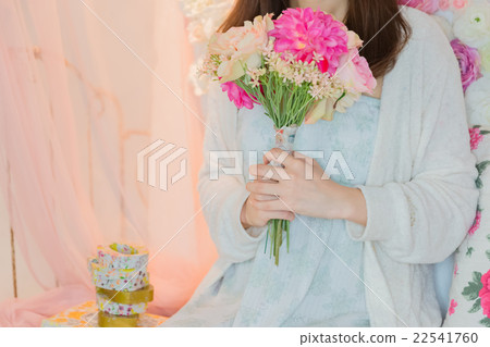 睡衣的一名婦女與花 睡衣的一名婦女與花 22541760