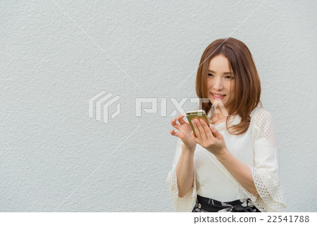 一個女人經營一部手機 一個女人經營一部手機 22541788