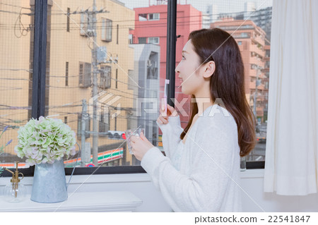 牙刷睡衣的女人 牙刷睡衣的女人 22541847