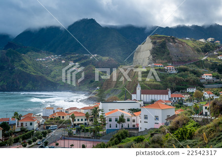 Porto da Cruz town surrounded by volcanic rocks Porto da Cruz town surrounded by volcanic rocks 22542317