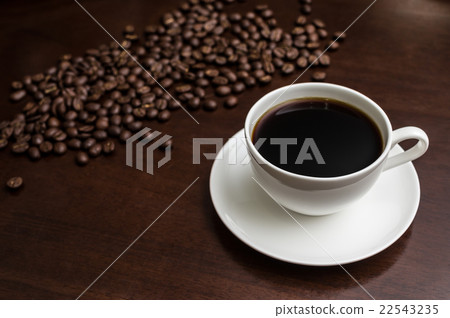 咖啡杯和許多咖啡豆經典後邊 22543235