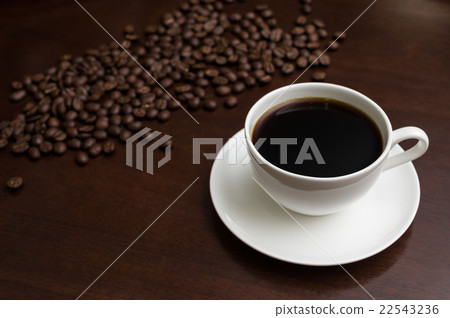 咖啡杯和許多咖啡豆後邊 咖啡杯和許多咖啡豆後邊 22543236