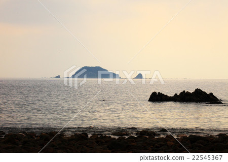 在Amakusa市Shimosu海島Kobumi海岸的日落 22545367