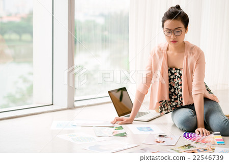 Choosing photos Choosing photos 22546739