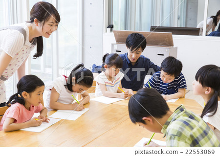 Elementary school students, young women and men 22553069