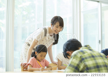 小學生和年輕女性 小學生和年輕女性 22553133