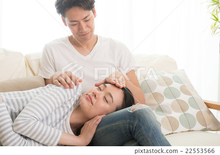 A close couple 22553566