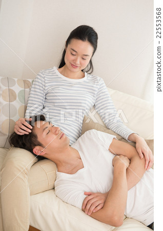 A close couple 22553568