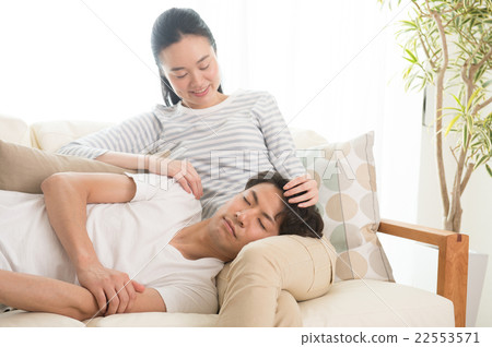 A close couple 22553571