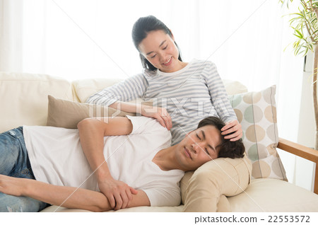 A close couple 22553572