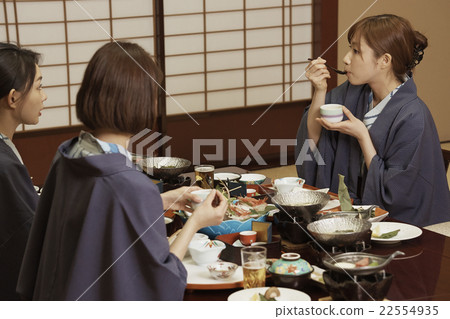 在客棧吃飯的女人 22554935