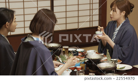 在客棧吃飯的女人 22554970