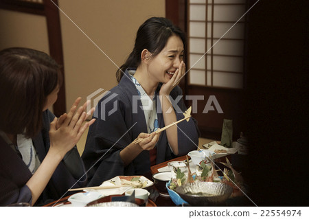 在客棧吃飯的女人 22554974