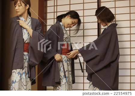A woman to change into a yukata A woman to change into a yukata 22554975