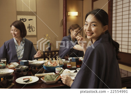 在客棧吃飯的女人 22554991