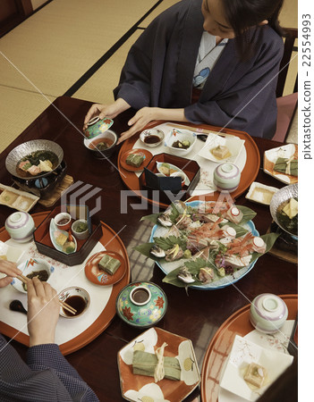 在客棧吃飯的女人 22554993