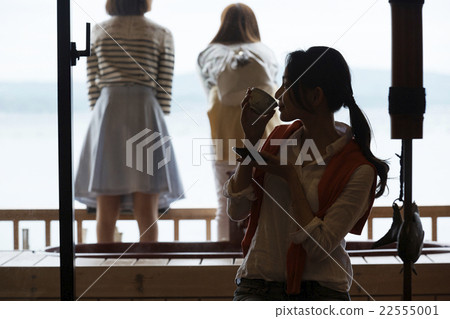 Woman drinking tea 22555001