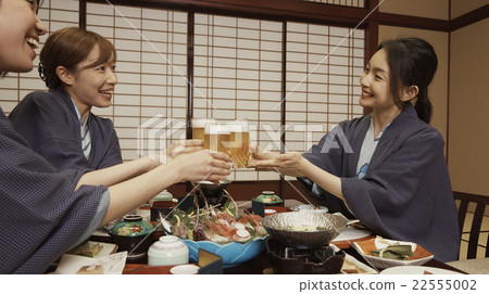 在客棧吃飯的女人 22555002