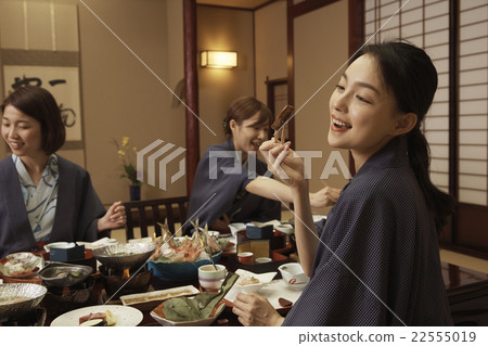 在客棧吃飯的女人 22555019