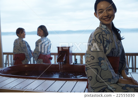 婦女在戶外浴yukata 22555030