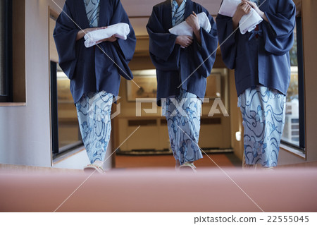 婦女在溫泉浴衣 22555045