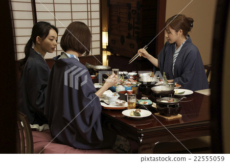 在客棧吃飯的女人 22555059