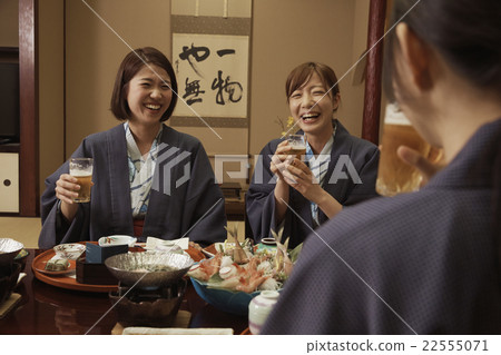 在客棧吃飯的女人 22555071