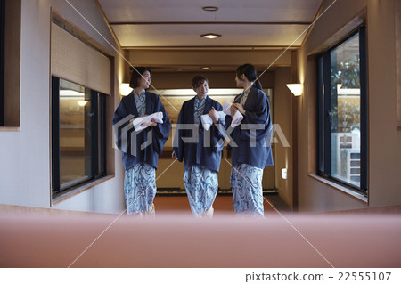婦女在溫泉浴衣 婦女在溫泉浴衣 22555107