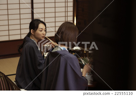 在客棧吃飯的女人 22555110