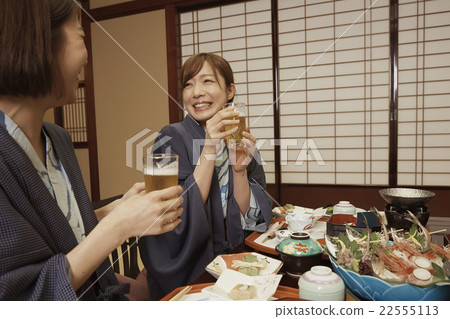 在客棧吃飯的女人 22555113