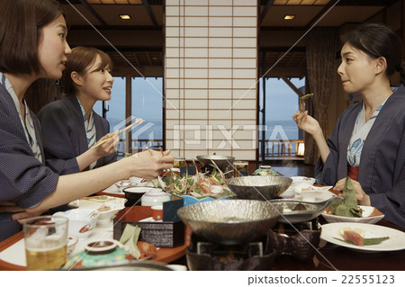 在客棧吃飯的女人 在客棧吃飯的女人 22555123