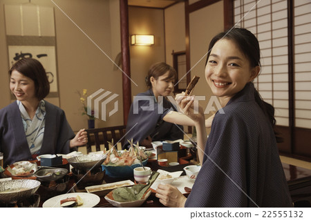 在客棧吃飯的女人 22555132