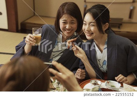 在客棧吃飯的女人 在客棧吃飯的女人 22555152