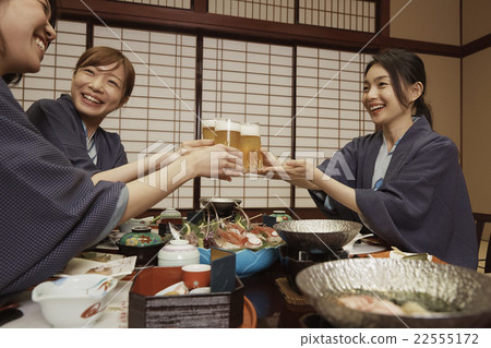 Women who eat at inn 22555172