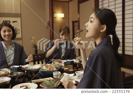 在客棧吃飯的女人 22555176