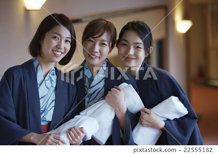 Women in hot spring yukata 22555182