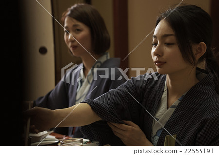 在客棧吃飯的女人 22555191