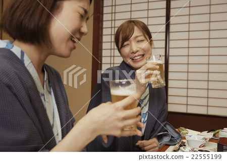 在客棧吃飯的女人 22555199